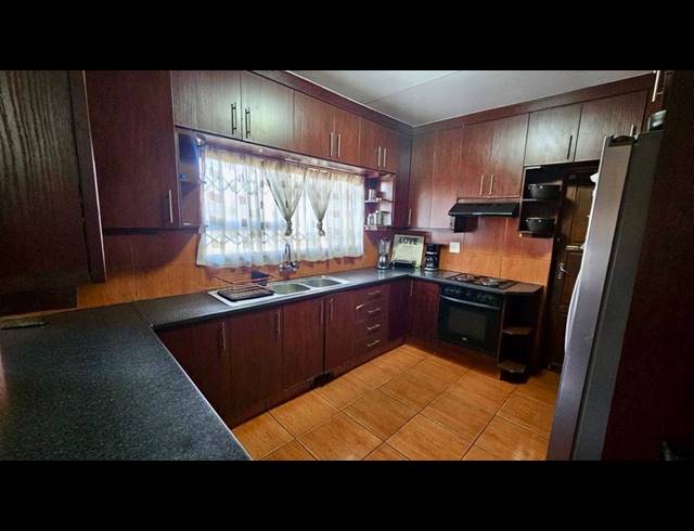 3 BEDROOM HOUSE FOR SALE IN VANDERBIJLPARK CE 4
